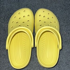 Banana yellow crocs size men’s 4 womens 6